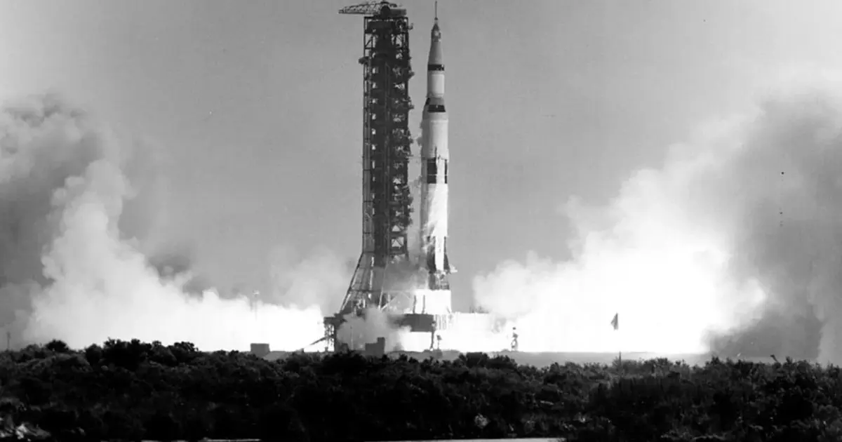 Ο πύραυλος Saturn V του Apollo 11 απογειώνεται από το Διαστημικό Κέντρο Κένεντι στις 16 Ιουλίου 1969, ασπρόμαυρη φωτογραφία της NASA