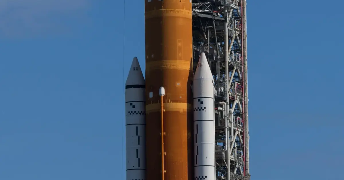 Ο πύραυλος SLS με το Orion στην εξέδρα εκτόξευσης του Kennedy Space Center, σύμβολο των αποστολών Artemis της NASA