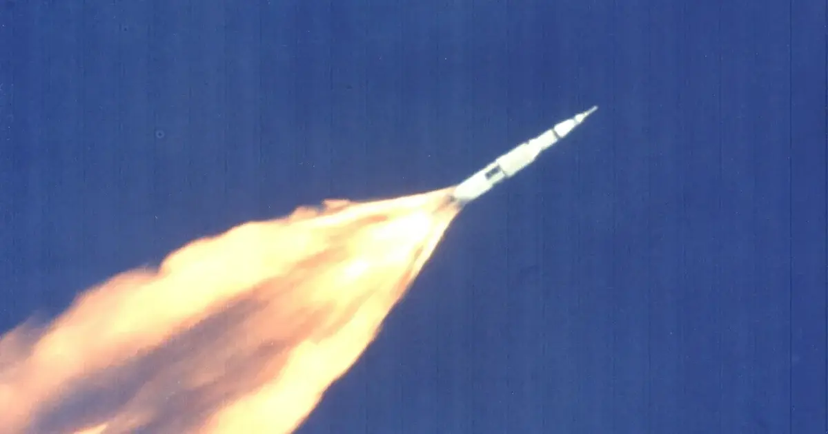 Ο πύραυλος Saturn V της αποστολής Apollo 11 ανεβαίνει στον ουρανό με μακριά φλόγα, σταθμός στην ιστορία της διαστημικής εξερεύνησης