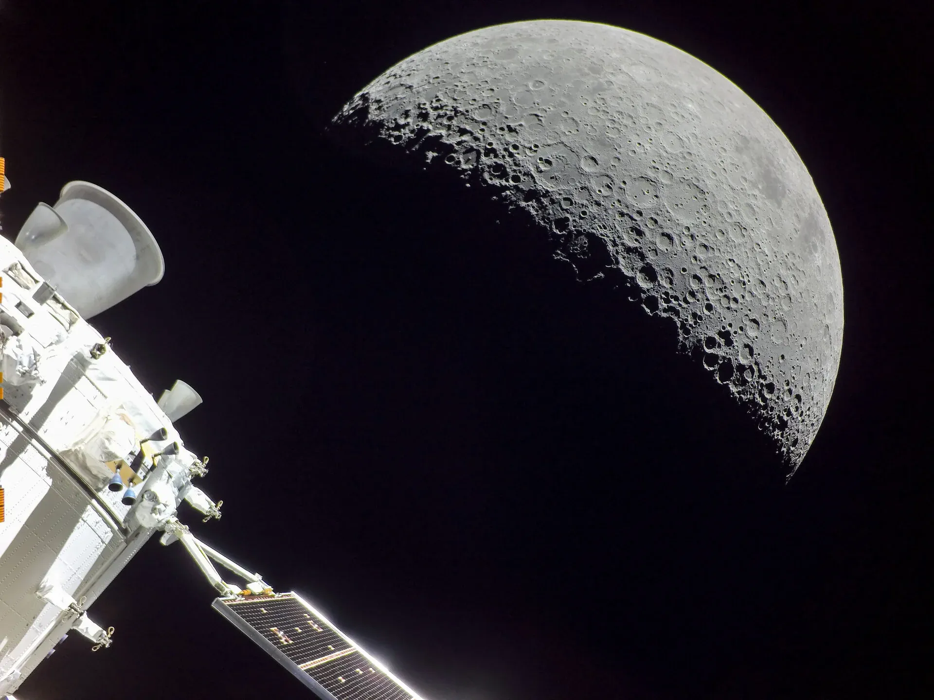 Το διαστημόπλοιο Orion με τα ηλιακά του πάνελ μπροστά στη Σελήνη, το σκάφος που θα μεταφέρει το πλήρωμα της Artemis III