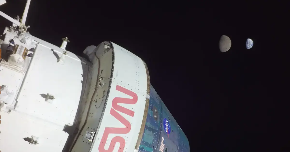 Το διαστημόπλοιο Orion της NASA με τη Σελήνη και τη Γη στο βάθος, κατά την αποστολή Artemis I