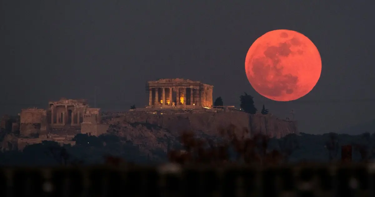 Κοκκινωπή πανσέληνος ανατέλλει δίπλα στον Παρθενώνα της Ακρόπολης, για την Μπλε Σελήνη του Μαΐου 2026 στην Ελλάδα