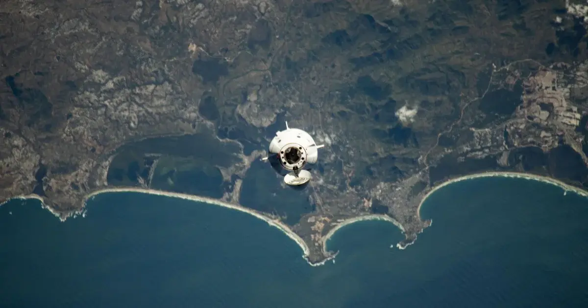 Το Crew Dragon της SpaceX με το πλήρωμα της ιδιωτικής αποστολής Ax-4 πλησιάζει τον Διεθνή Διαστημικό Σταθμό, πάνω από τις ακτές της Μαδαγασκάρης, για τον διαστημικό τουρισμό