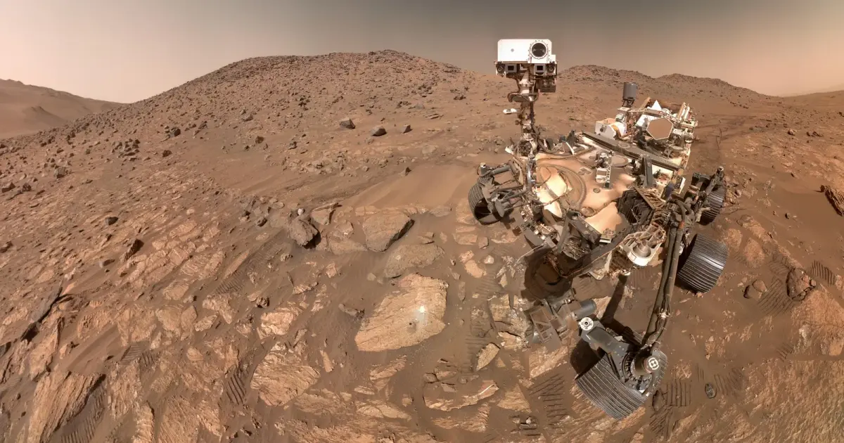 Selfie του rover Perseverance της NASA πάνω σε βραχώδες έδαφος στον κρατήρα Jezero του Άρη