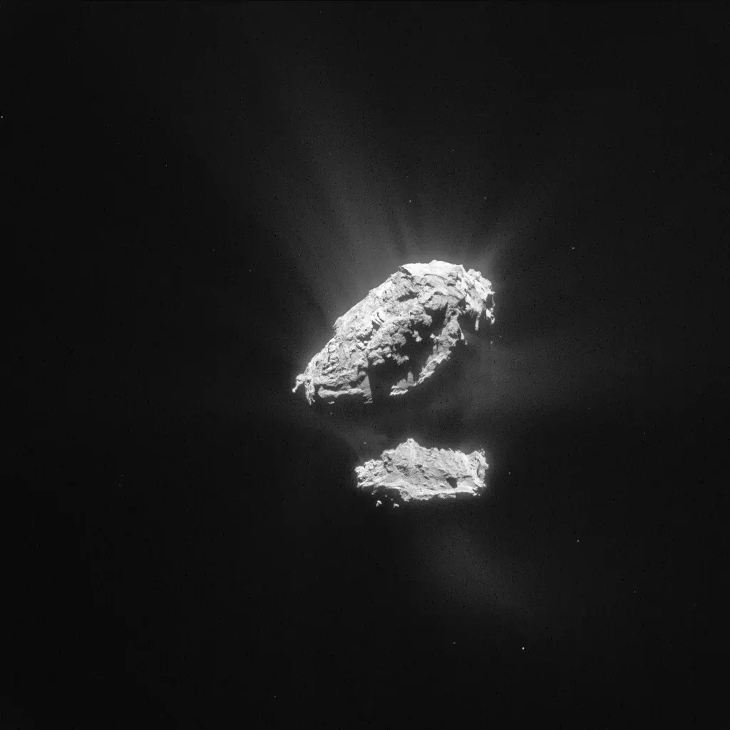 Ο κομήτης 67P/Τσουριούμοφ-Γκερασιμένκο με τους δύο λοβούς του και πίδακες σκόνης και αερίων, σε φωτογραφία της αποστολής Rosetta της ESA