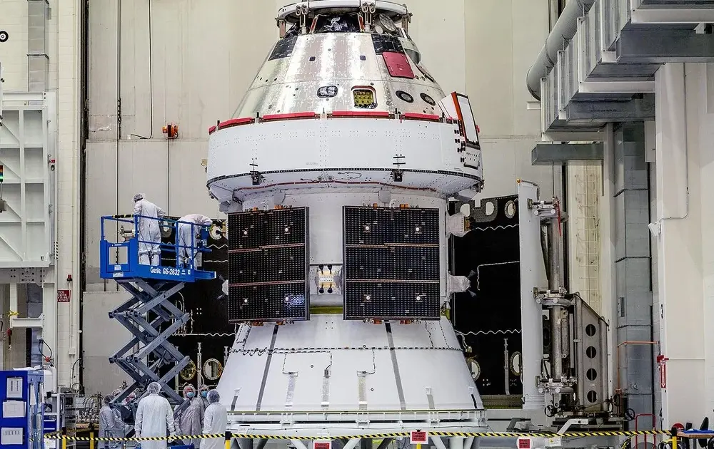 Τεχνικοί δουλεύουν στην κάψουλα Orion και στο ευρωπαϊκό service module ESM σε αίθουσα καθαρού χώρου για τις αποστολές Artemis