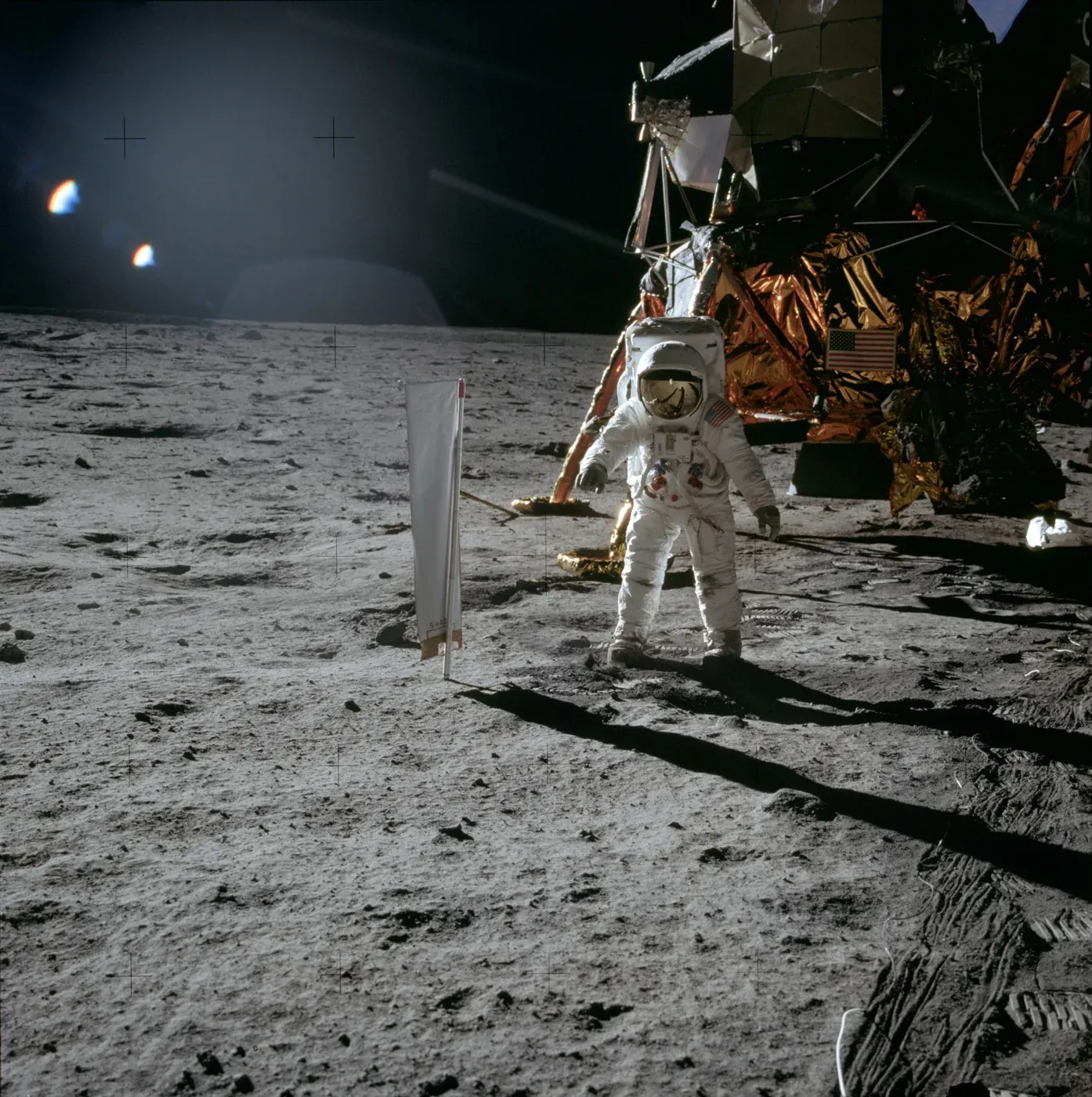 Ο αστροναύτης Buzz Aldrin στέκεται στη Σελήνη δίπλα στο φύλλο αλουμινίου του πειράματος για τη σύσταση του ηλιακού ανέμου, με το σεληνιακό σκάφος στο βάθος