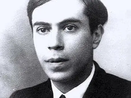 Ασπρόμαυρη φωτογραφία του Εττόρε Μαγιοράνα, ο ιταλός φυσικός που εξαφανίστηκε το 1938 αφήνοντας πίσω του μια επαναστατική θεωρία σωματιδίων