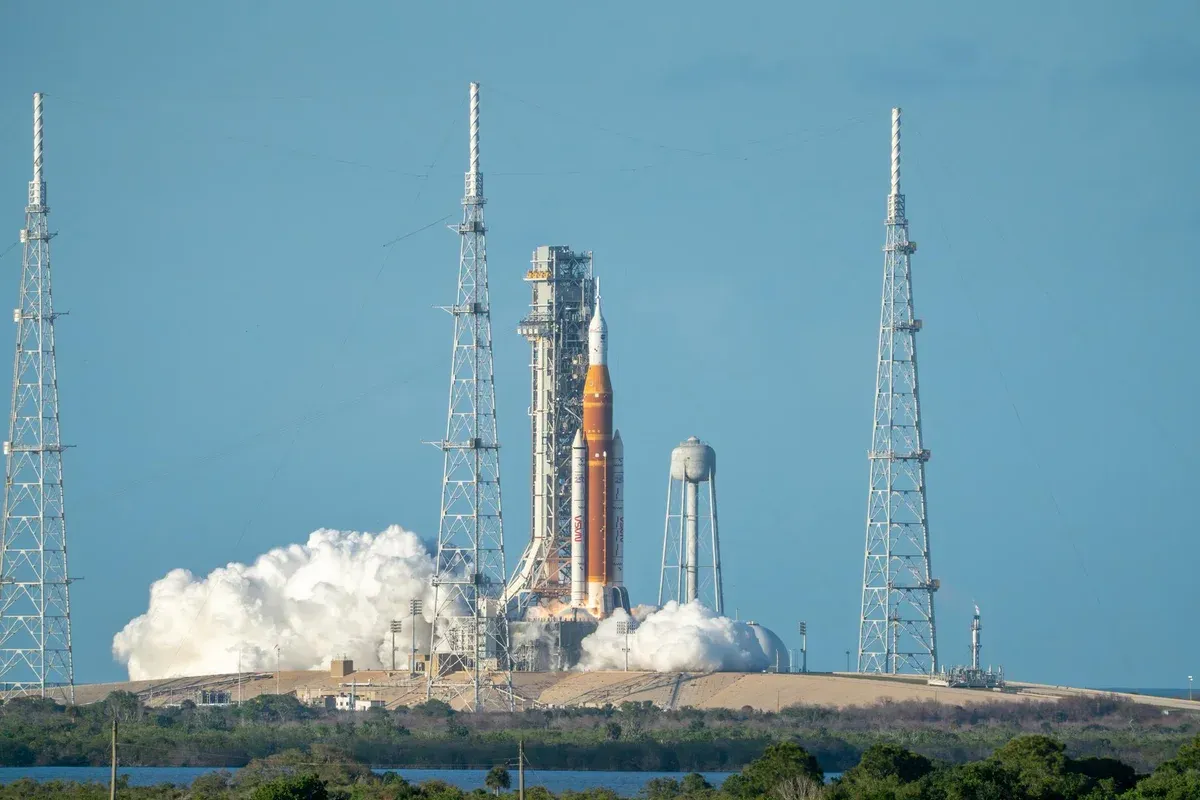 Ο πύραυλος SLS με το Orion απογειώνεται από το Διαστημικό Κέντρο Kennedy στις 1 Απριλίου 2026 για την αποστολή Artemis II της NASA, ανάμεσα σε πύργους αντικεραυνικής προστασίας