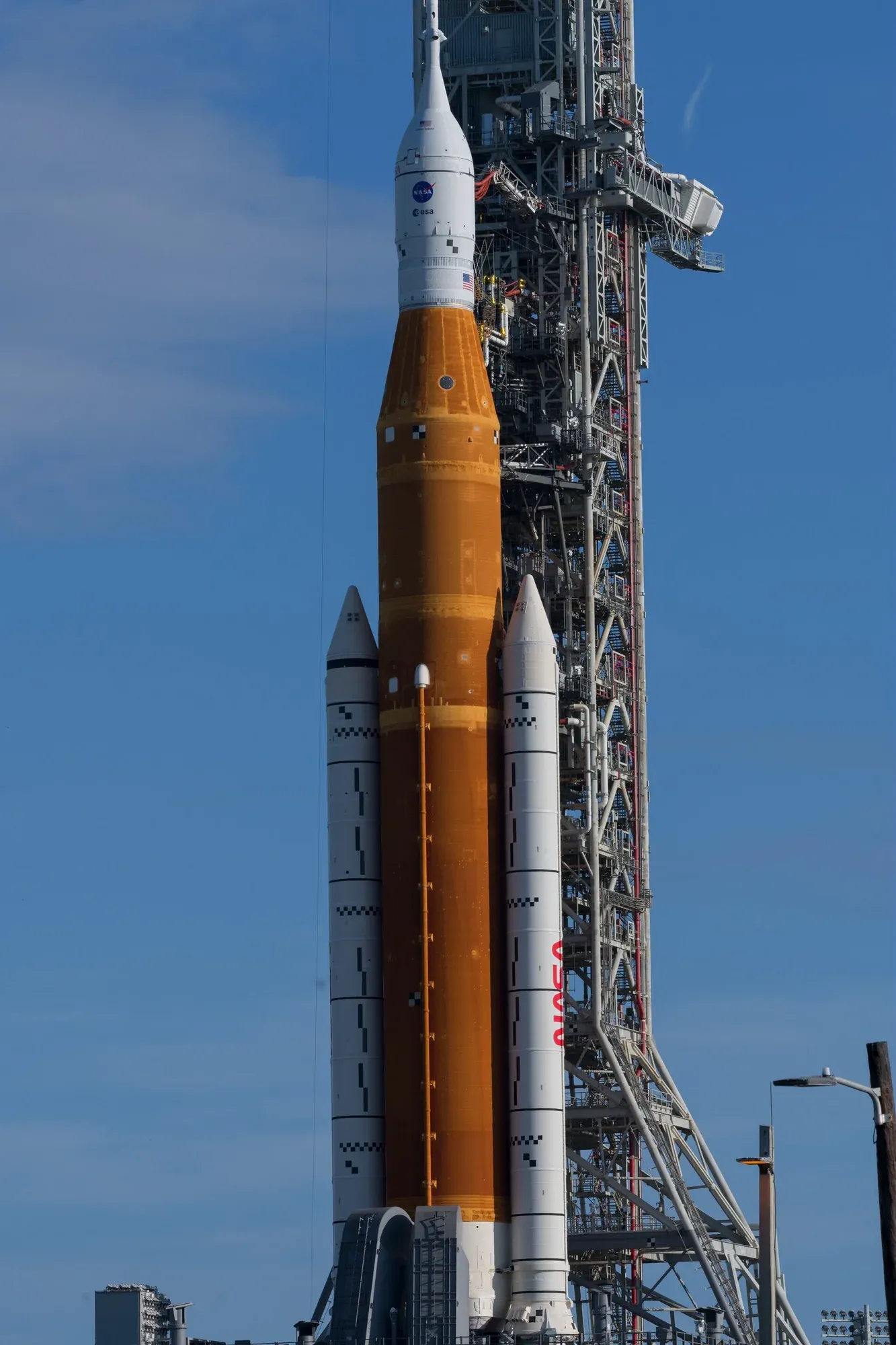 Ο πύραυλος SLS με το Orion στην κορυφή του, στην εξέδρα 39B του Κέντρου Κένεντι, έτοιμος για αποστολή του προγράμματος Artemis
