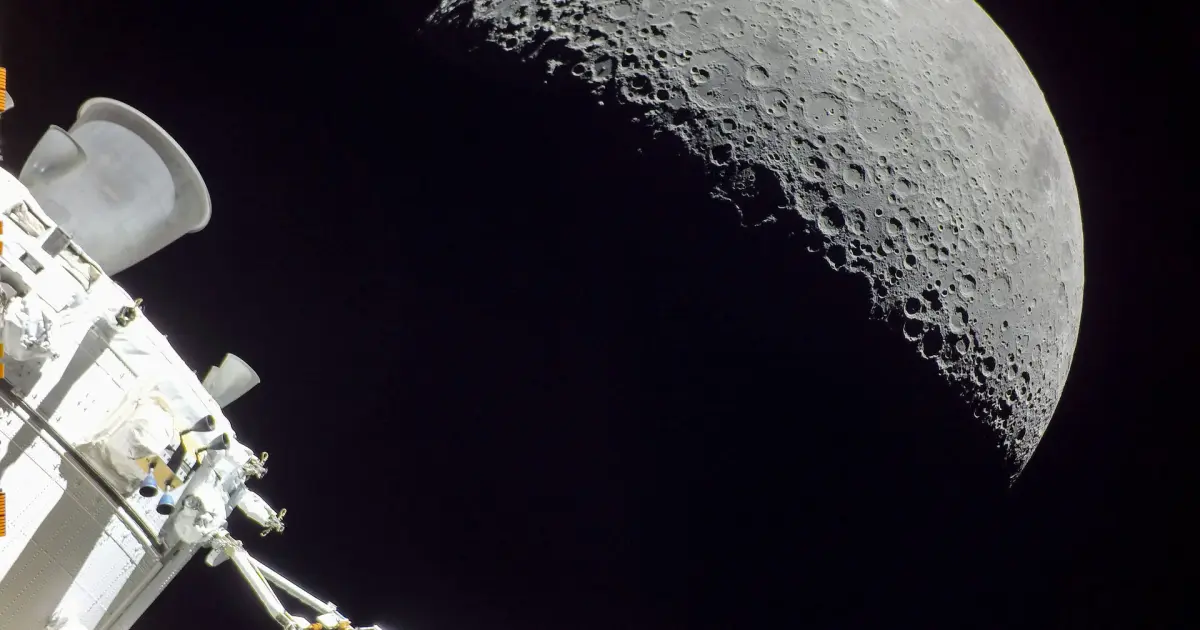 Η Σελήνη πίσω από το διαστημόπλοιο Orion και ένα από τα ηλιακά του πάνελ, εικόνα από το πρόγραμμα Artemis της NASA