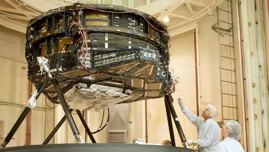 Τεχνικοί της NASA ελέγχουν τμήμα του Roman Space Telescope σε καθαρό θάλαμο, κατά τη συναρμολόγηση του τηλεσκοπίου