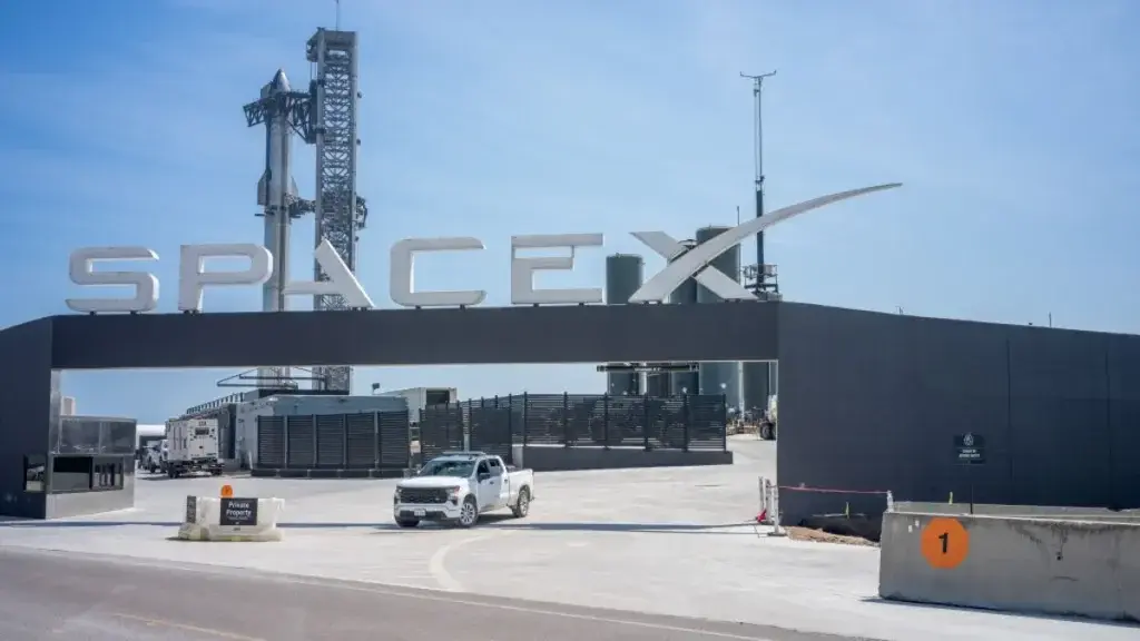 Το εργοστάσιο Starfactory της SpaceX στο Starbase του Τέξας, όπου κατασκευάζεται ο πύραυλος Starship από ανοξείδωτο ατσάλι