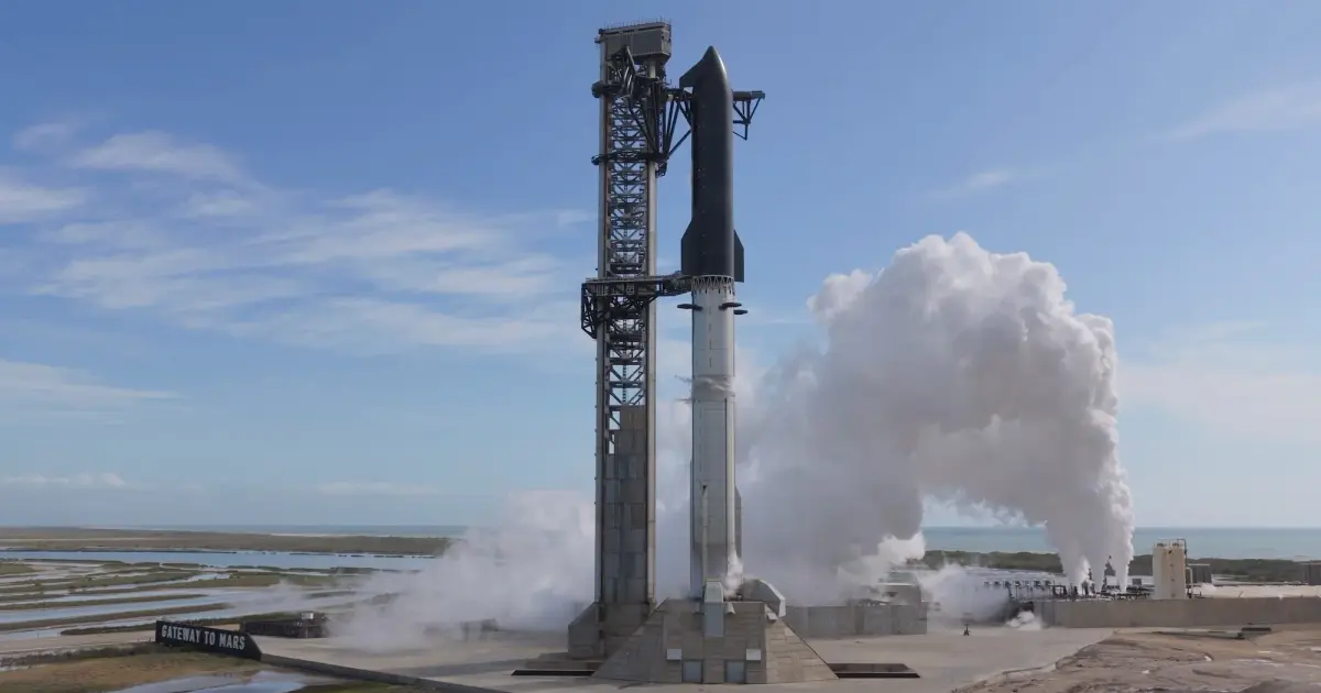 Ο πύραυλος Starship της SpaceX πλήρως στοιβαγμένος με τον προωθητή Super Heavy στην εξέδρα εκτόξευσης του Starbase στο Τέξας