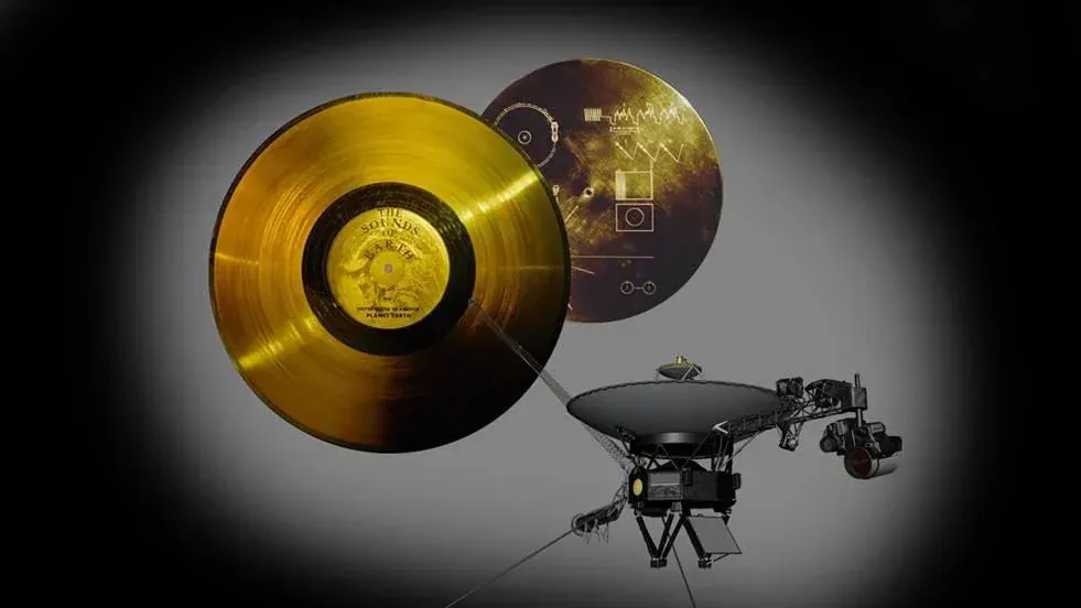 Ο Χρυσός Δίσκος του Voyager με την επιγραφή «The Sounds of Earth», το κάλυμμα με τις οδηγίες αναπαραγωγής και το σκάφος Voyager από κάτω